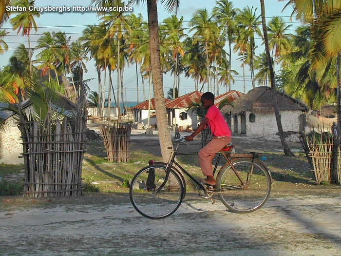 Zanzibar - Jambiani - Jongen op fiets  Stefan Cruysberghs
